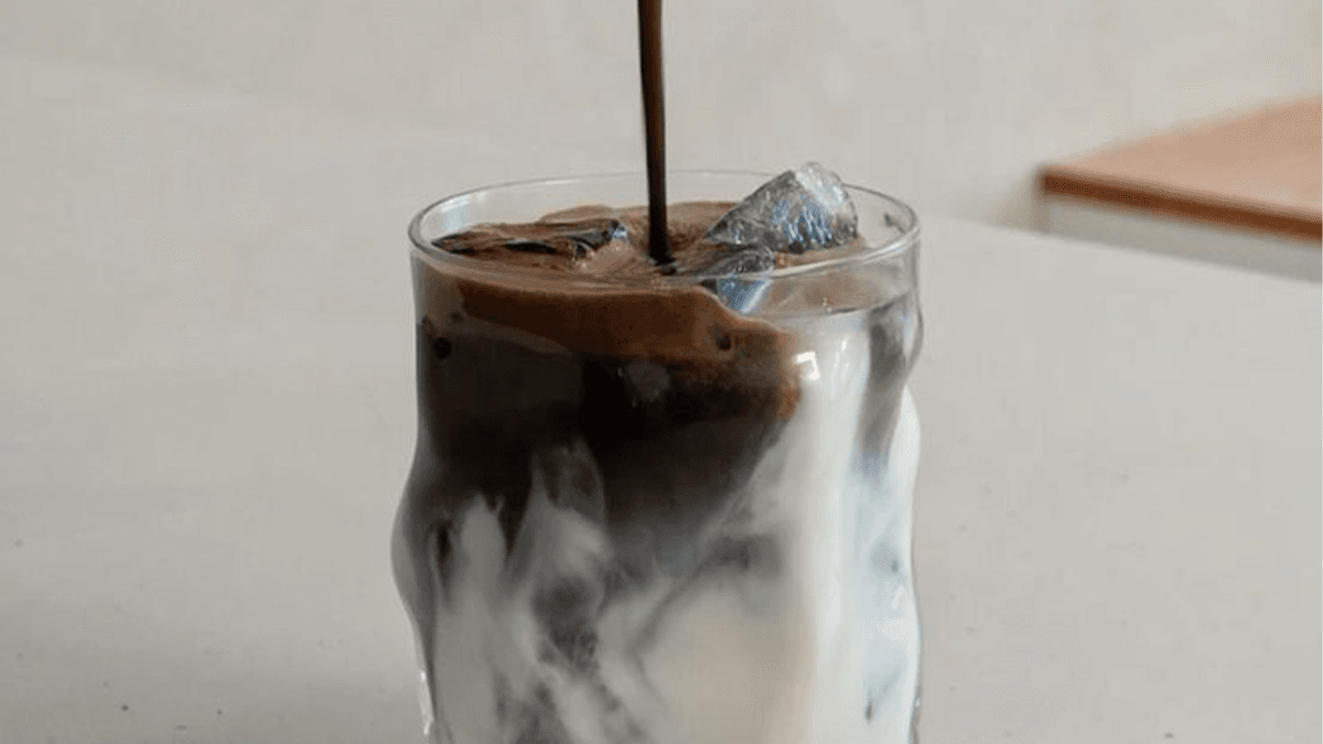 Houjicha Latte là gì? Khám phá hương vị trà rang Nhật Bản và menu Houjicha phổ biến | Bách Vị B’Lao 4 Houjicha latte – thức uống houjicha phổ biến.