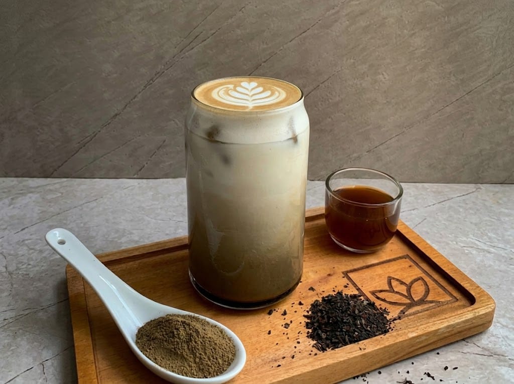 3 Điểm khác biệt giữa Houjicha và Matcha & ứng dụng từ bột Houjicha | Bách Vị B'lao 6 Houjicha Latte đá viên