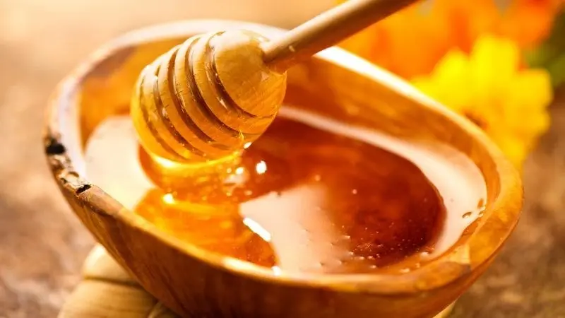 Mật ong hoa vải nguyên chất màu vàng sáng, kết cấu sánh nhẹ, hương thơm dịu tự nhiên