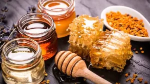 Mật ong rừng nổi bật với hương vị đậm đà và nguồn gốc tự nhiên, nhưng không phải ai cũng biết cách nhận biết mật ong rừng thật.